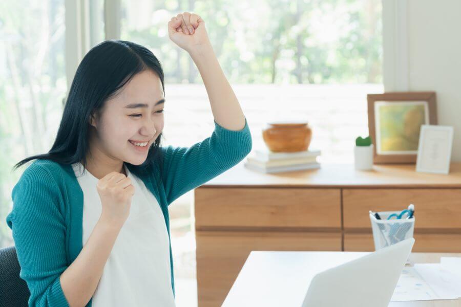 オンライン学習で目標達成を喜ぶ受講生のイメージ
