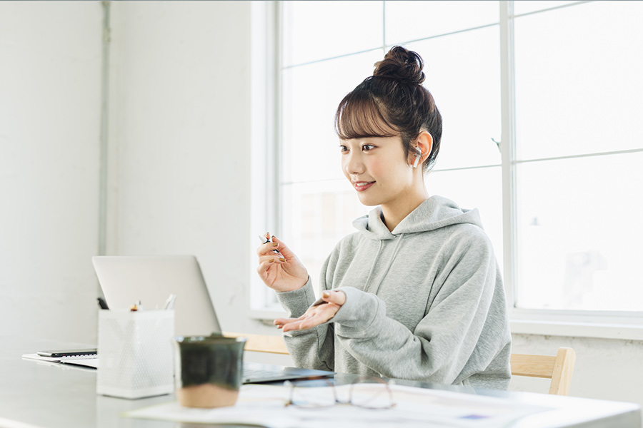 オンラインで時事英語を学ぶ様子