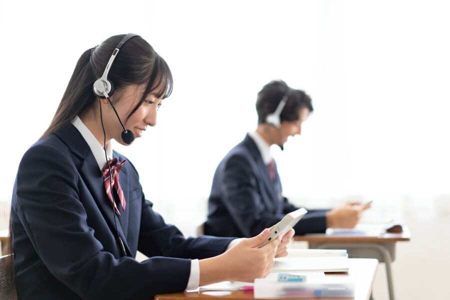 2ヶ月の計画表を見ながら音声を選ぶ学生