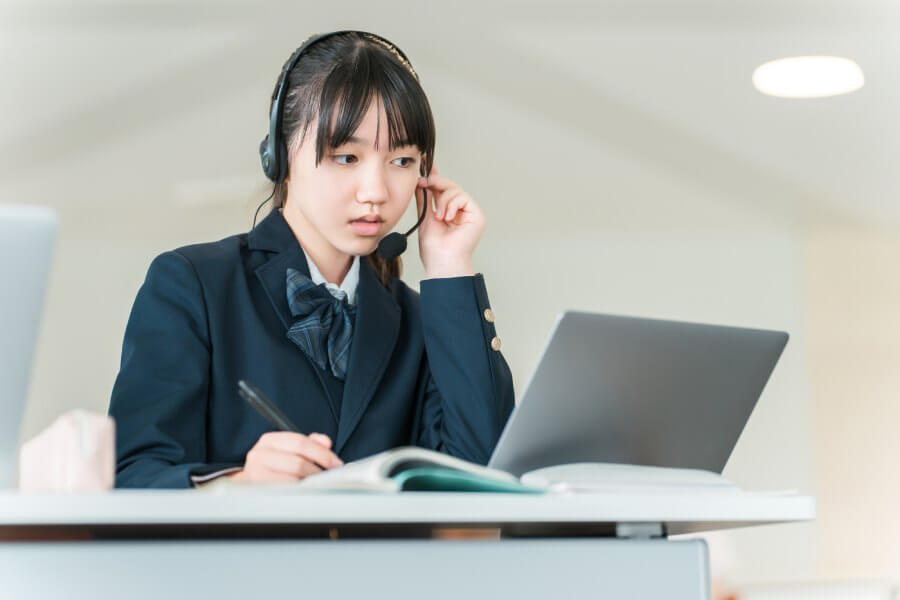 学生がヘッドホンで音声を聞いている